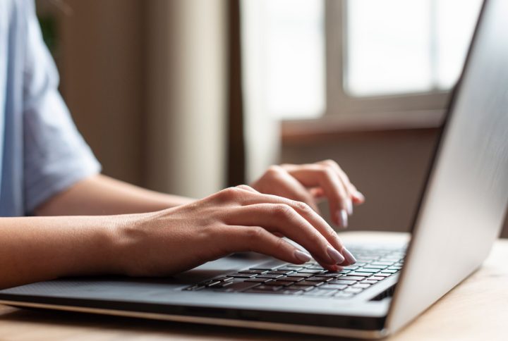 La luz azul de las pantallas y el efecto que tiene en nuestros ojos