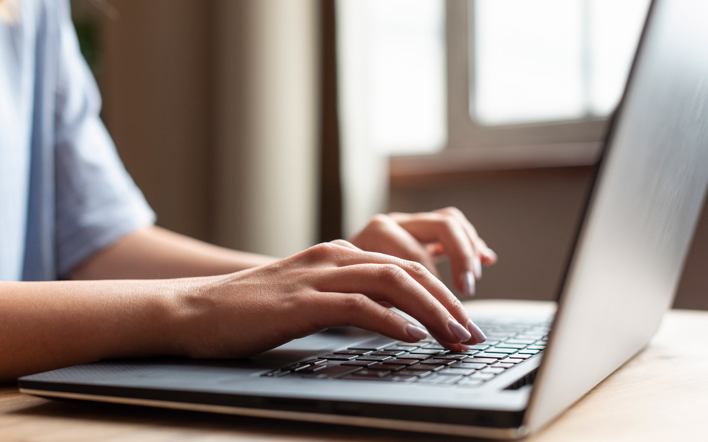 La luz azul de las pantallas y el efecto que tiene en nuestros ojos